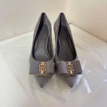 RANDA 달릴 수 있는 슬림 레그 펌프스 모노그램 부품 리본 핏 펌프스