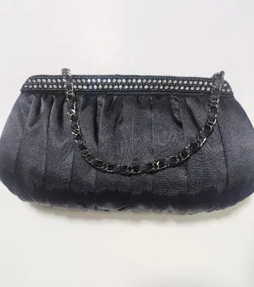 비쥬 장식 블랙 새틴 클러치백