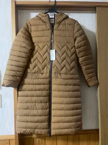 베이지 퀼팅 다운 자켓 후드 부착