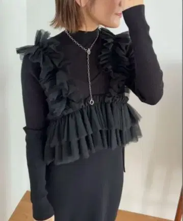 LILY BROWN 프릴 뷔스티에 세트 니트 원피스 블랙