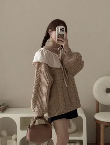 새상품 미사용 moitytto 볼륨 짜임 절개 니트 베이지