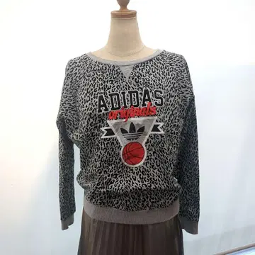 아디다스 자수 로고 레오파드 무늬 맨투맨