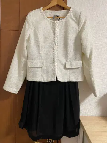 세레모니 자켓 화이트 & 도쿄 소와르 블랙 스커트 사이즈 13호 XL