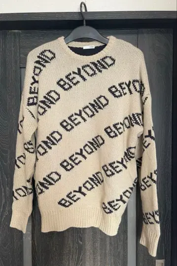 GYDA BEYOND PATTERN 로고 니트 베이지