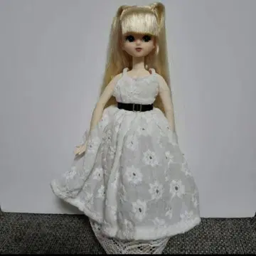 화이트 꽃무늬 드레스의 금발 인형 본체