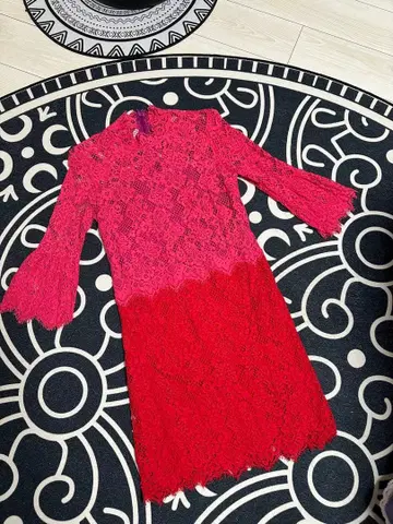 PINKO 핑크와 빨간색 레이스 원피스