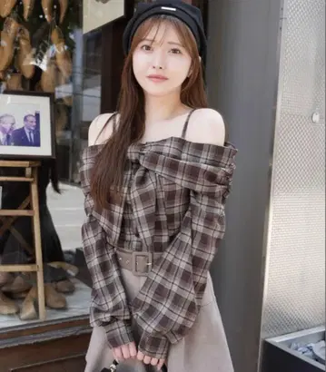 [ LIP SERVICE ] 오프숄더 리본 체크 셔츠 상의 브라운