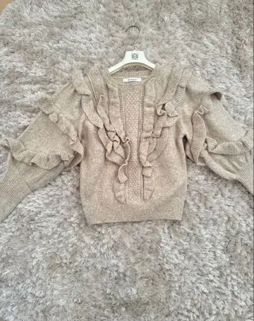 [ 새상품급 ] Estella.K 에스테라 숄더프릴 니트 Beige