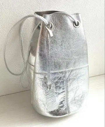 새상품급 [marco masi] 천연 가죽 실버 버킷형 핸드백 미디엄