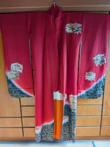 후리소데 빨간색 실타래 물결무늬 새상품급