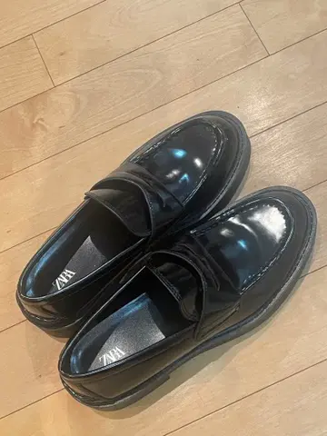 ZARA 블랙 가죽 통굽 로퍼