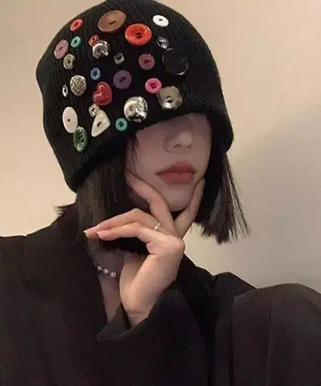 버튼 장식 블랙 니트 비니