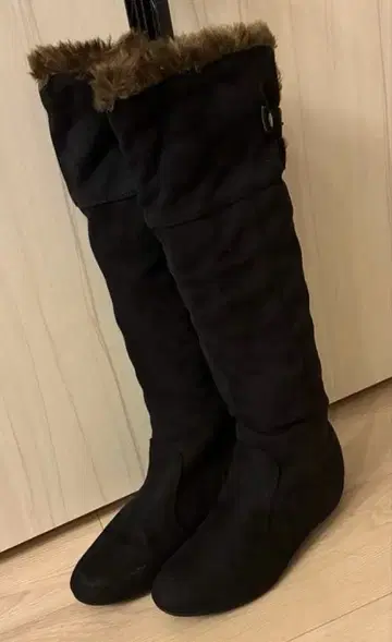 블랙 스웨이드 퍼 니하이 부츠