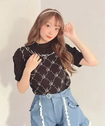 오구라 유이 착용 프릴 달린 반팔 니트 블랙