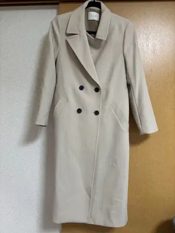 베이지 더블 브레스트 롱 코트