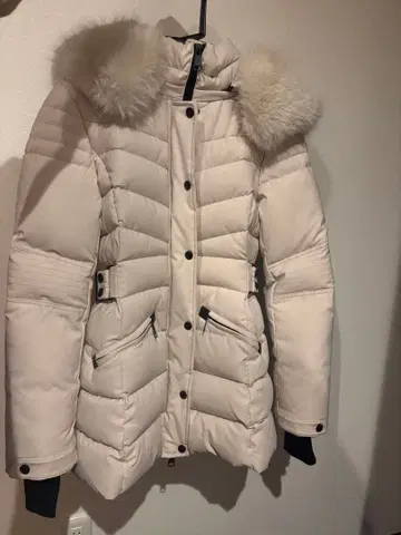 화이트 베이지 다운 자켓 퍼 포함