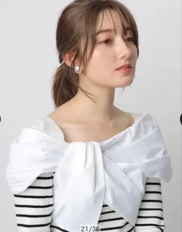 [ 새상품급 ] 오프숄더 리본 포함 긴팔 상의