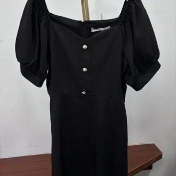 퍼프 슬리브 블랙 드레스 펄 버튼