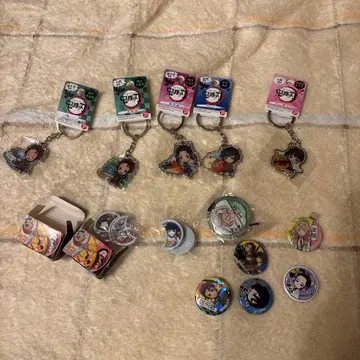 귀멸의 칼날 키링 5개와 귀멸의 칼날 캔뱃지, 씰