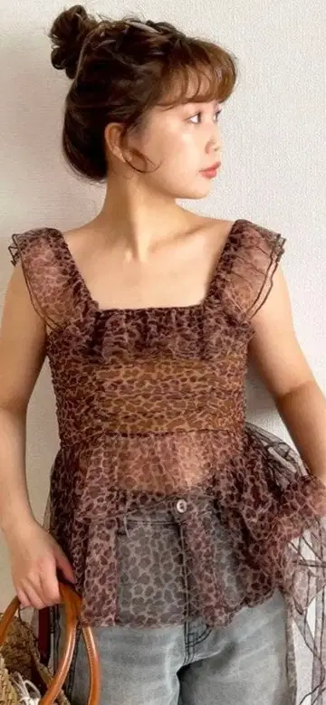 LILY BROWN 페플럼 프릴 상의