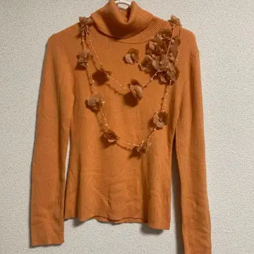 갤러리 비스콘티 오렌지 터틀넥 니트