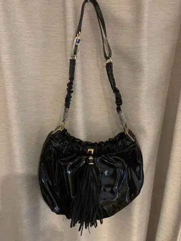 안야 힌드마치 ANYA HINDMARCH 에나멜 숄더백