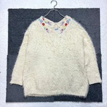 햄블바이파라비온 [ F ] 생성 꽃무늬 자수 긴팔 니트 페미닌