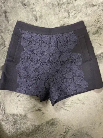 뮤베일 네이비 레이스 장식 숏팬츠