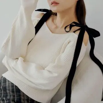 Chico 어깨 리본 오프숄더 니트
