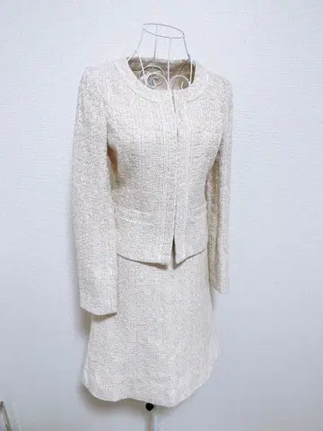 베이지 트위드 노카라 스커트 수트