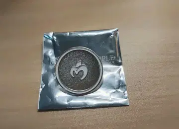 MGA 미세스 화이트 라운지 핀 배지 H