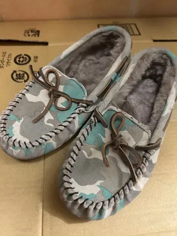 EMU 카모 패턴 스웨이드 모카신 보아