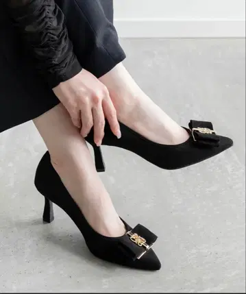 [ 달릴 수 있는 슬림 레그 펌프스 ] 모노그램 부품 리본 핏 펌프스