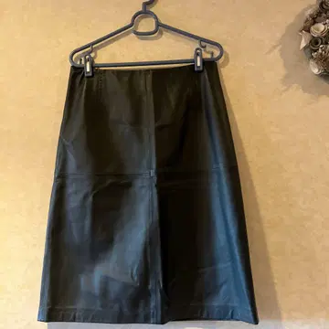 SCAPA 네이비 계열 양가죽 무릎 기장 스커트