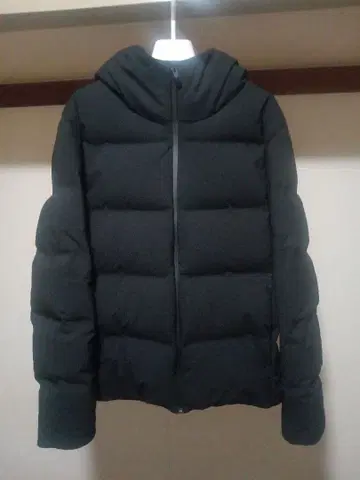 유니클로 심리스 다운 후드티 블랙 L