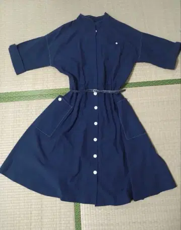 네이비 무릎 기장 원피스 버튼 포함 구제 의류