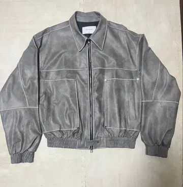 그레이 계열의 더블 지퍼 가죽 자켓