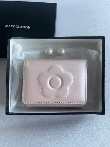 MARY QUANT 마리콴트 엠보싱 데이지 펄 미니 지갑