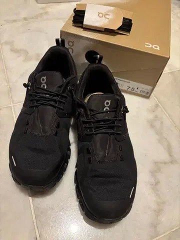On 블랙 스니커즈 7.5