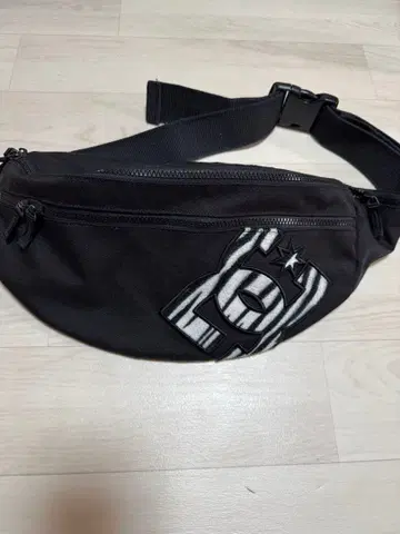 DC 블랙 자수 로고 바디백