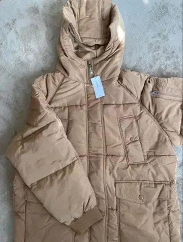 베이지 후드 부착 다운 자켓