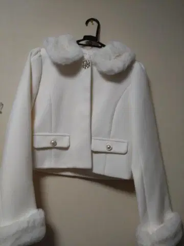 화이트 퍼 숏 자켓