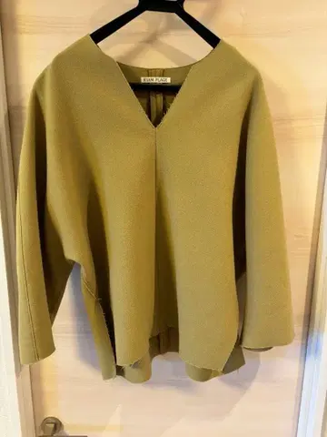 카키 V넥 긴팔 상의