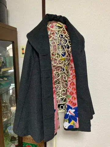 후리후 새상품급 꽃무늬 안감의 그레이 판초 케이프 코트