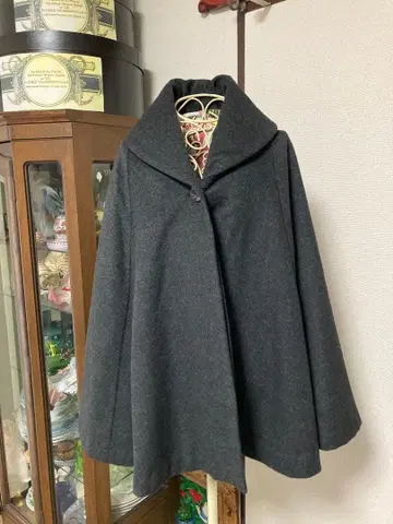 후리후 새상품급 꽃무늬 안감의 그레이 판초 케이프 코트