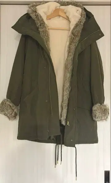 월드 아우터 퍼 달린 모즈 코트