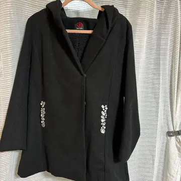 DaTuRa 비쥬 장식 후드 부착 블랙 코트