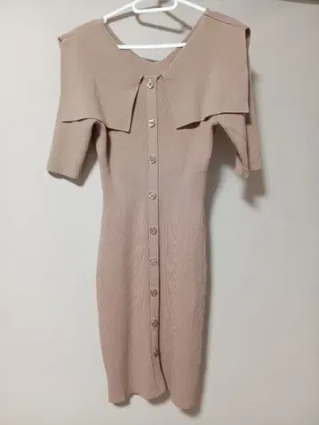 베이지 니트 반팔 원피스 버튼 포함