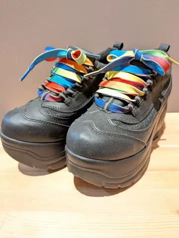 통굽 컬러풀 신발끈 블랙스니커즈