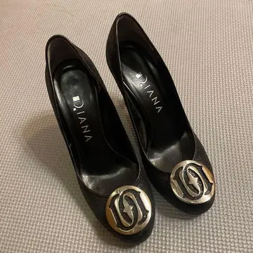 D. IANA 블랙 힐 포함 펌프스